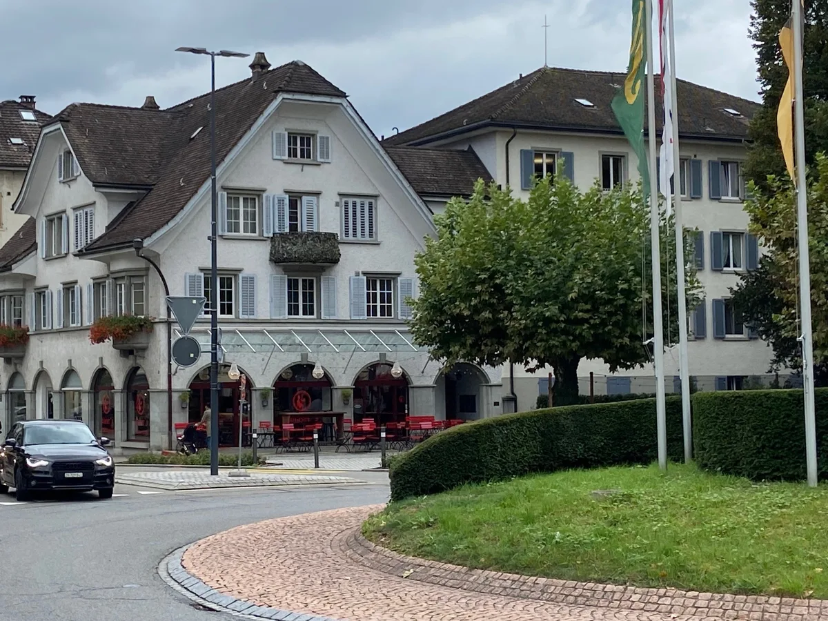 Der Sternenplatz und dahinter Blaser’s Weinbar von aussen.